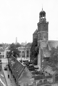 835547 Gezicht op de torens van de Nicolaikerk (Nicolaaskerkhof 8) te Utrecht, uit het zuiden, met links de ...